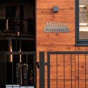 Edelstahlhausnummer mit Name und Straßenname