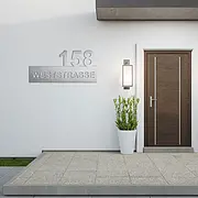 Moderne Hausnummer aus Edelstahl
