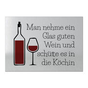 Schild mit Spruch "Man nehme ein Glas guten Wein  und schütte es in die Köchin"