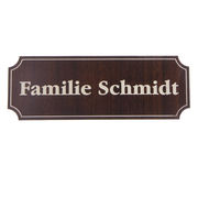 Holzfarbenes Türschild mit Familiennamen