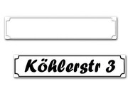 Weißes Straßenschild aus Metall in der Größe 520 x 114 mm Der Schriftzug wird mit Klebefolie aufgebracht und kann bis zu 25 Zeichen umfassen. Gerne können Sie sich auch geeignetes ... Straßenschild weiß mit Folienschrift